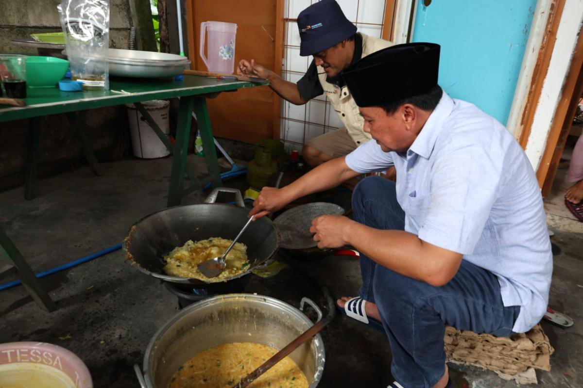 Momen Bupati Tangerang Masak di Dapur Umum Saat Tinjau Banjir di Jayanti