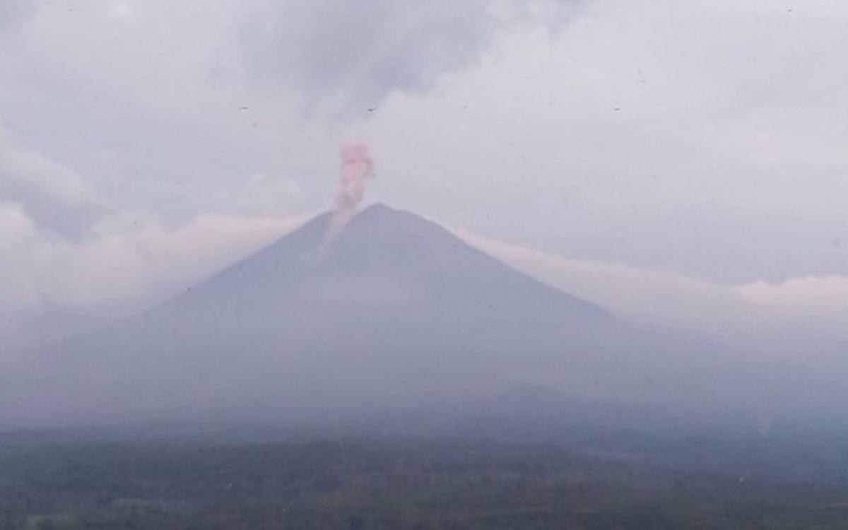Gunung Semeru Erupsi 6 Kali dalam Sehari, Kolom Abu Tembus 1 Kilometer