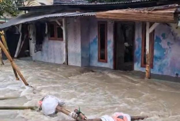 Diguyur Hujan Sepekan, Tanggul di Muara Gembong Jebol hingga Rendam Permukiman Warga