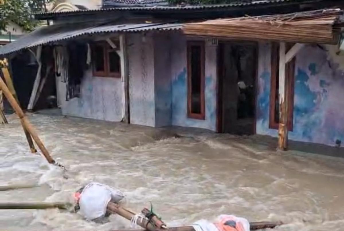 Diguyur Hujan Sepekan, Tanggul di Muara Gembong Jebol hingga Rendam Permukiman Warga