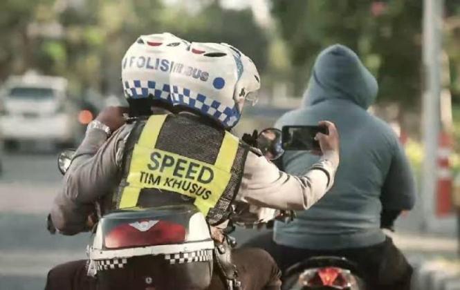 Hati-hati! Tilang Elektronik Handheld Resmi Diterapkan, Polisi Kini Bisa Menilang Pakai HP
