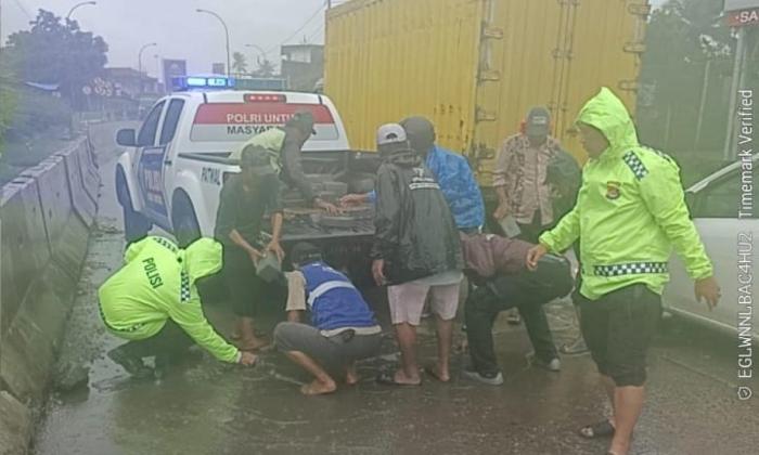 Satlantas Polresta Tangerang Lakukan Perbaikan Darurat Jalan 