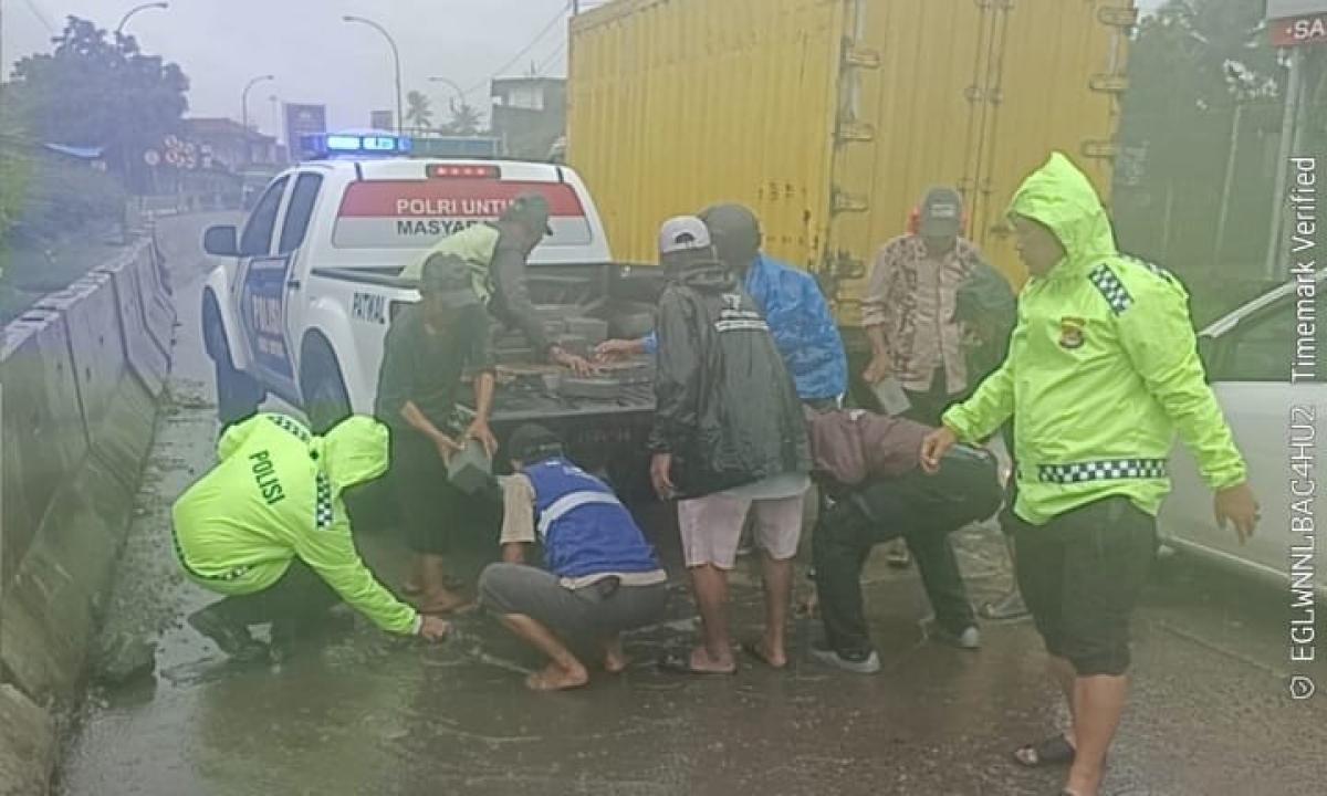 Satlantas Polresta Tangerang Lakukan Perbaikan Darurat Jalan 