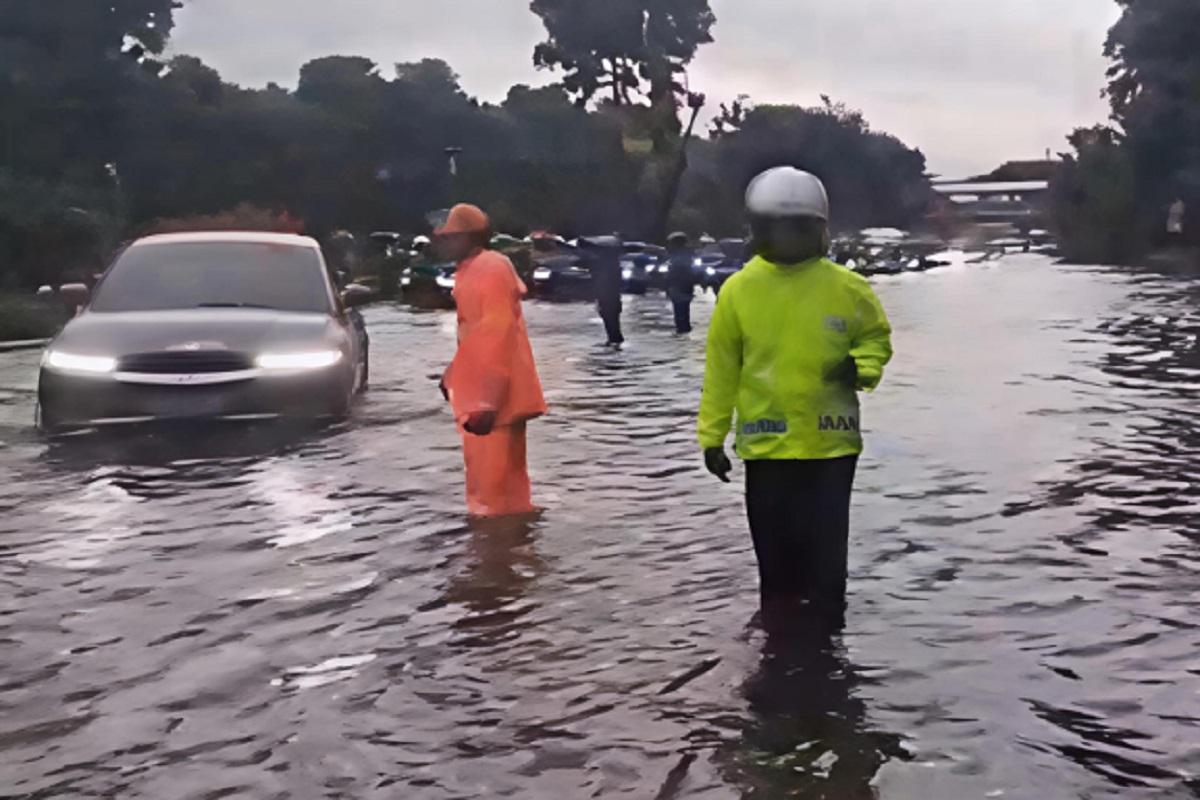 Banjir Merendam Jalan DI Panjaitan, Ketinggian Air Mengkhawatirkan
