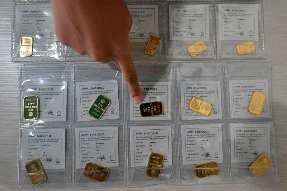 Harga Emas Antam Turun Hari Ini, Anjlok Rp15.000 per Gram!