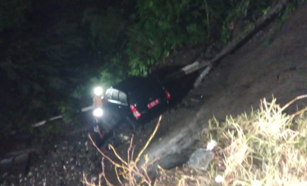 Hujan Deras Picu Longsor, Mobil Dinas Diskominfo Jember Terjun ke Sungai