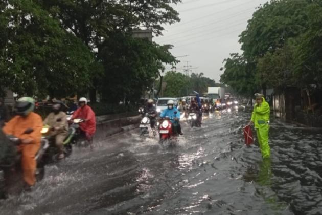 Jakarta Lumpuh! Hujan Badai Picu Kemacetan Parah di Jalan Utama, Warga Terjebak Berjam-jam!