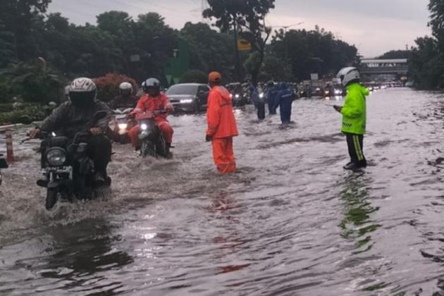 Jalan DI Panjaitan Tergenang, Lalu Lintas Kacau Balau!