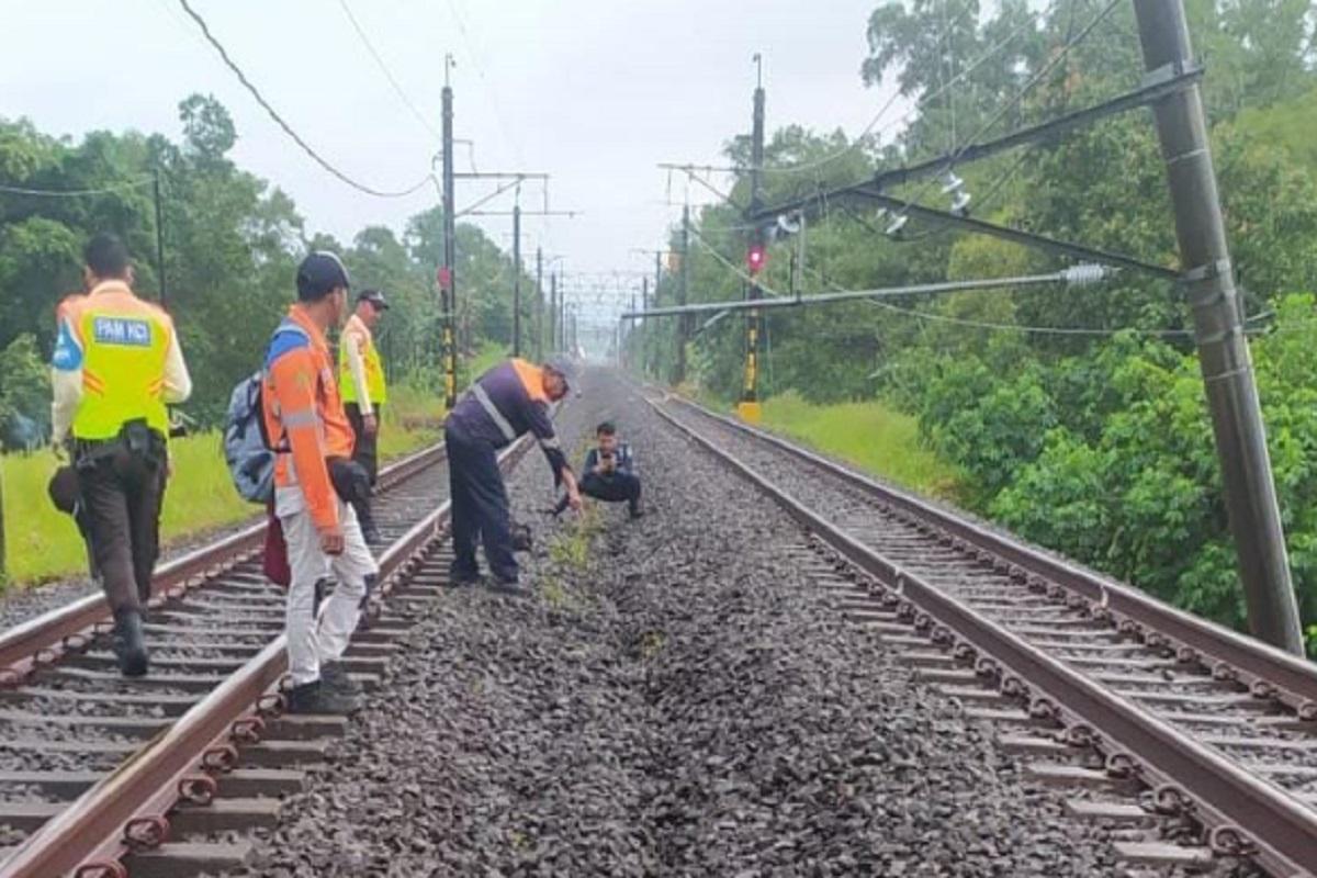 KRL Tanah Abang–Rangkasbitung Terhenti! Tiang LAA Menjorok, Perjalanan Lumpuh!