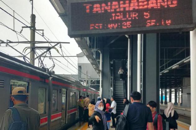 Longsor Lumpuhkan KRL Rangkasbitung–Tanah Abang, Penumpang Balik Kanan