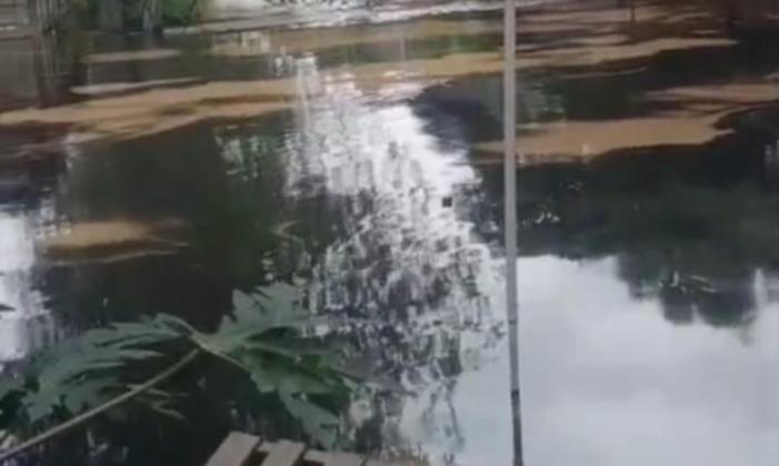Astaga! Banjir di Tigaraksa Tangerang Tercemar Oli, Masuk ke Permukiman