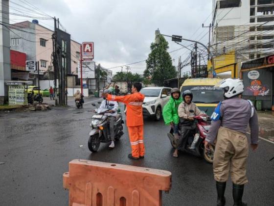 Ciledug Lumpuh Terendam Banjir, Jalan HOS Cokroaminoto Ditutup! 