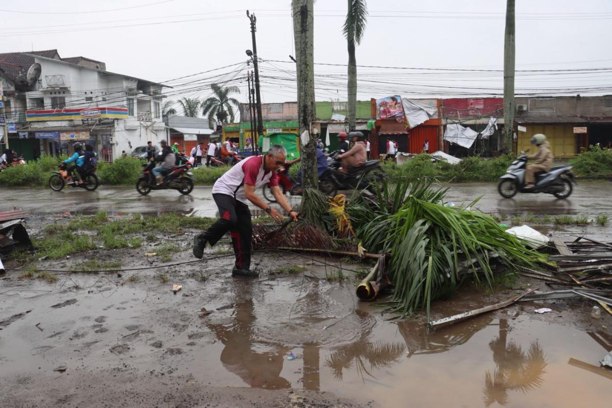 Cuaca Ekstrem, Kawasan Adiyasa Tangerang Diterjang Angin Puting Beliung 