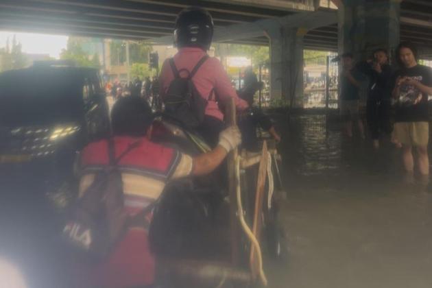 Motor Terjebak Banjir, Ojek Gerobak Rp25 Ribu Jadi Andalan