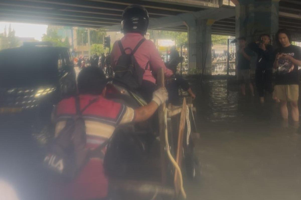 Motor Terjebak Banjir, Ojek Gerobak Rp25 Ribu Jadi Andalan