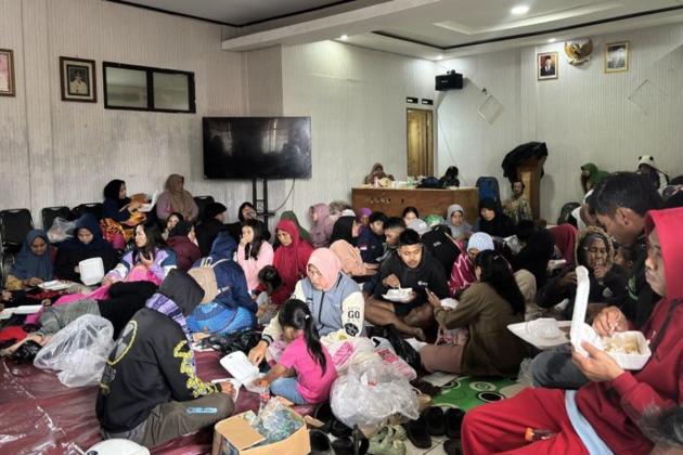 Dampak Longsor Cisarua Bandung Barat, 400 Warga Mengungsi ke Penampungan Sementara