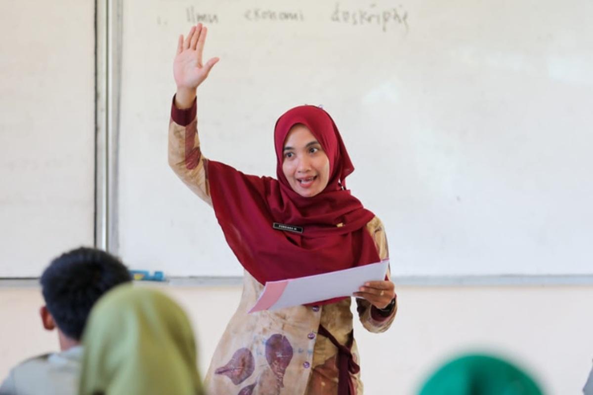 Pimpinan DPR Dorong Pengangkatan Guru Honorer Jadi ASN secara Bertahap