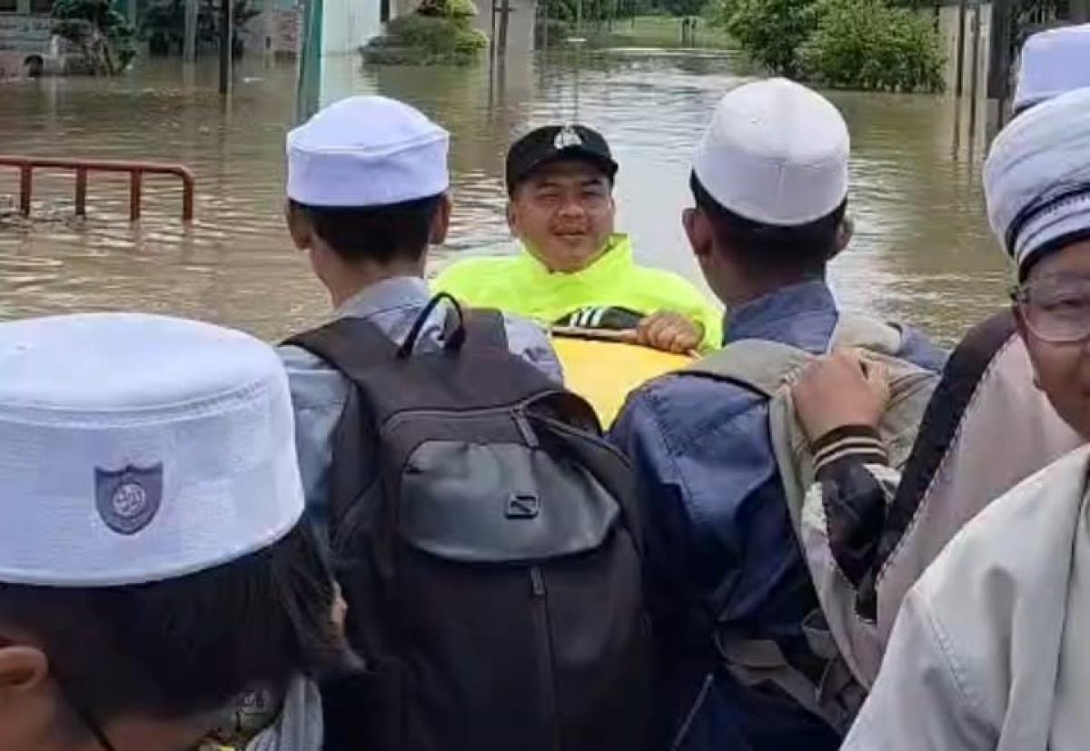 Akses Terputus Banjir, 80 Santri Ponpes di Tigaraksa Tangerang Dievakuasi 