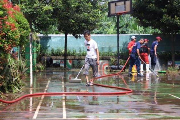 Banjir Surut, Petugas Gabungan Bersihkan Sisa Lumpur di Pemukiman Warga Kota Tangerang