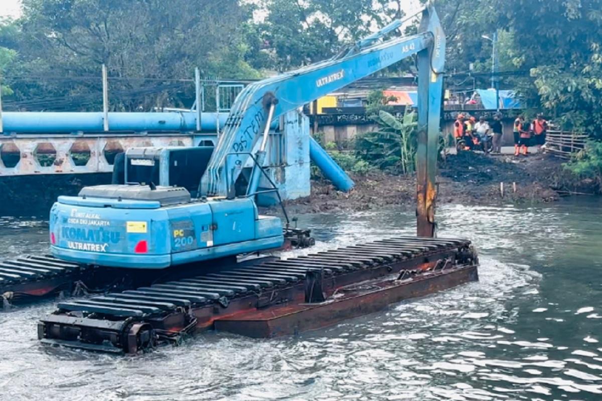 Pramono Terjunkan 200 Ekskavator Bersihkan Lumpur Kali, Siap Hadapi Potensi Banjir di Jakarta
