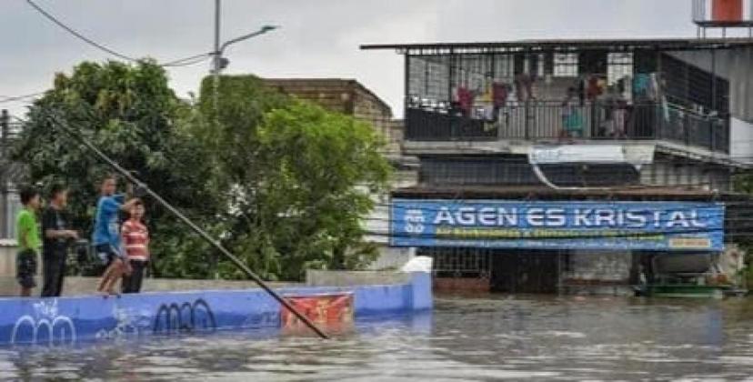 Lima Hari Terendam, Desa Cirumpak Tangerang Masih Dikepung Banjir