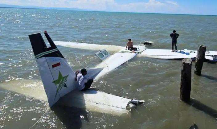 MENCEKAM! Kronologi Pesawat Smart Air Jatuh di Nabire, Ada 15 Penumpang, Seperti Apa Kondisinya?