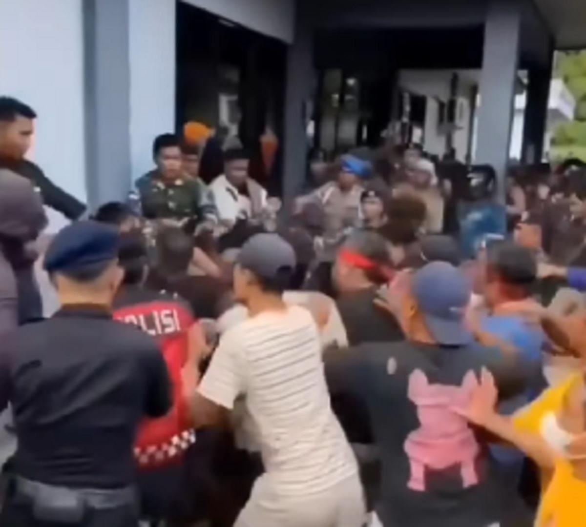 Viral Guru SMK di Talaud Diduga Babak Belur Dikeroyok 5 Oknum TNI AL, Warga Ngamuk Serbu Mako Lanal