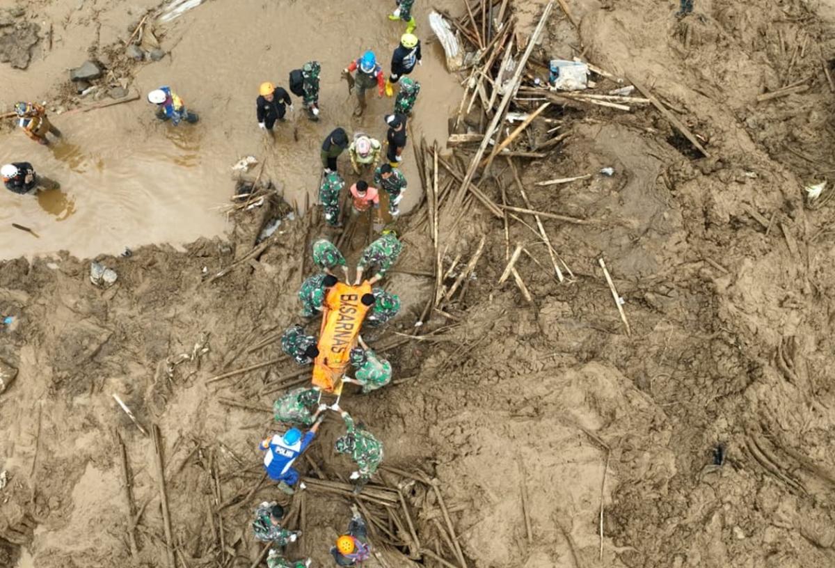 CISARUA MENCEKAM! 27 Nyawa Masih Terkubur, Tim SAR Berpacu dengan Maut