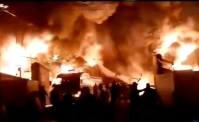 Video Dahsyatnya Kebakaran Pabrik Sandal Swallow di Medan, Bangunan Ludes 90 Persen