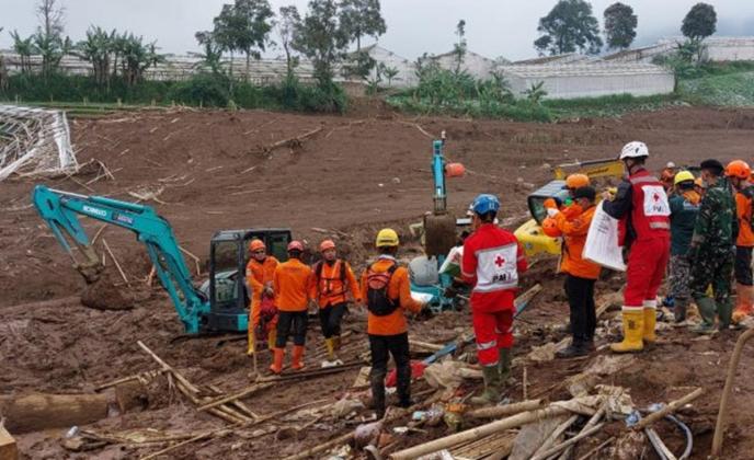 41 JENAZAH TERINDENTIFIKASI! Pencarian Korban Longsor Cisarua Terhambat Cuaca Ekstrem