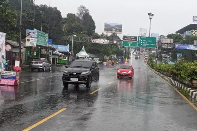 Cuaca Ekstrem Landa Kawasan Puncak, Polres Bogor Imbau Pengendara Waspada