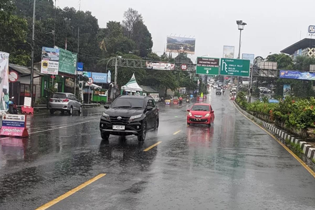 Cuaca Ekstrem Landa Kawasan Puncak, Polres Bogor Imbau Pengendara Waspada