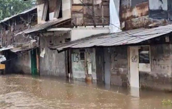 Kali Cakung Meluap, Ratusan Rumah Warga Terendam Banjir