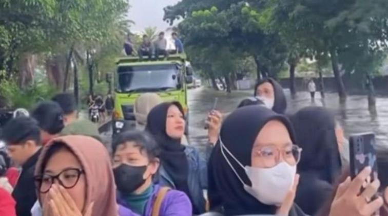 Penumpang Transjakarta di Daan Mogot Naik Truk Imbas Banjir