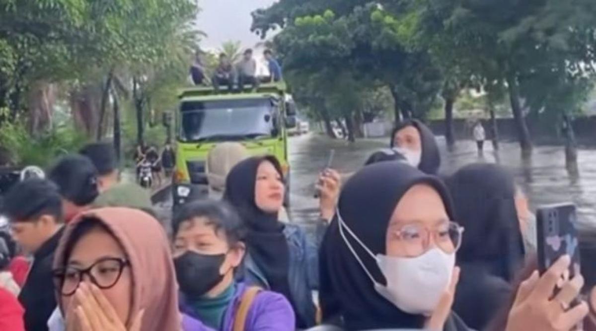 Penumpang Transjakarta di Daan Mogot Naik Truk Imbas Banjir