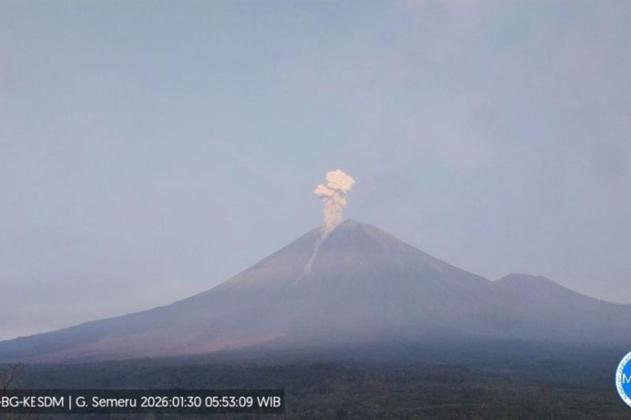 Semeru Tiga Kali Erupsi, Semburkan Letusan hingga 1 Km di Atas Puncak!