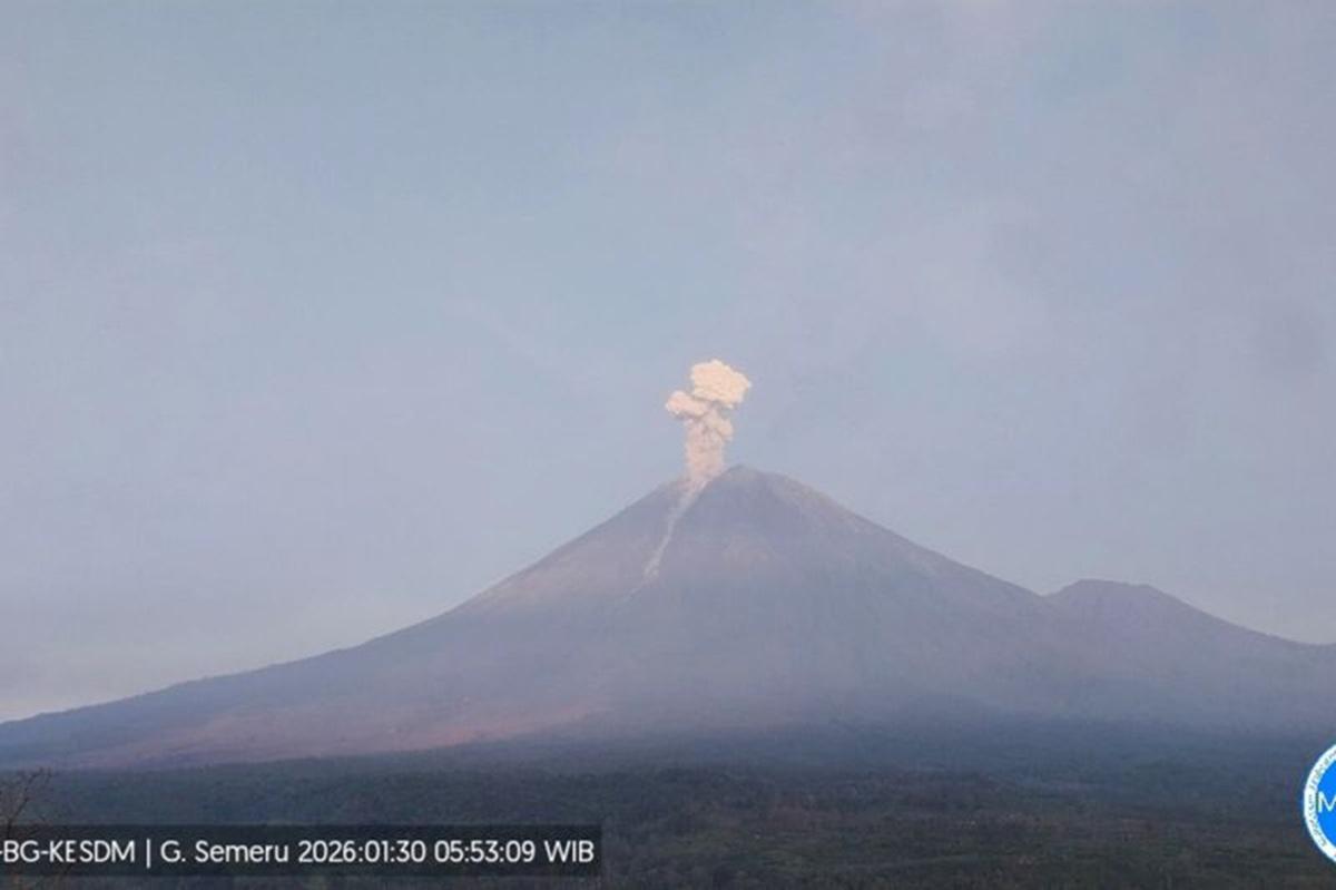 Semeru Tiga Kali Erupsi, Semburkan Letusan hingga 1 Km di Atas Puncak!