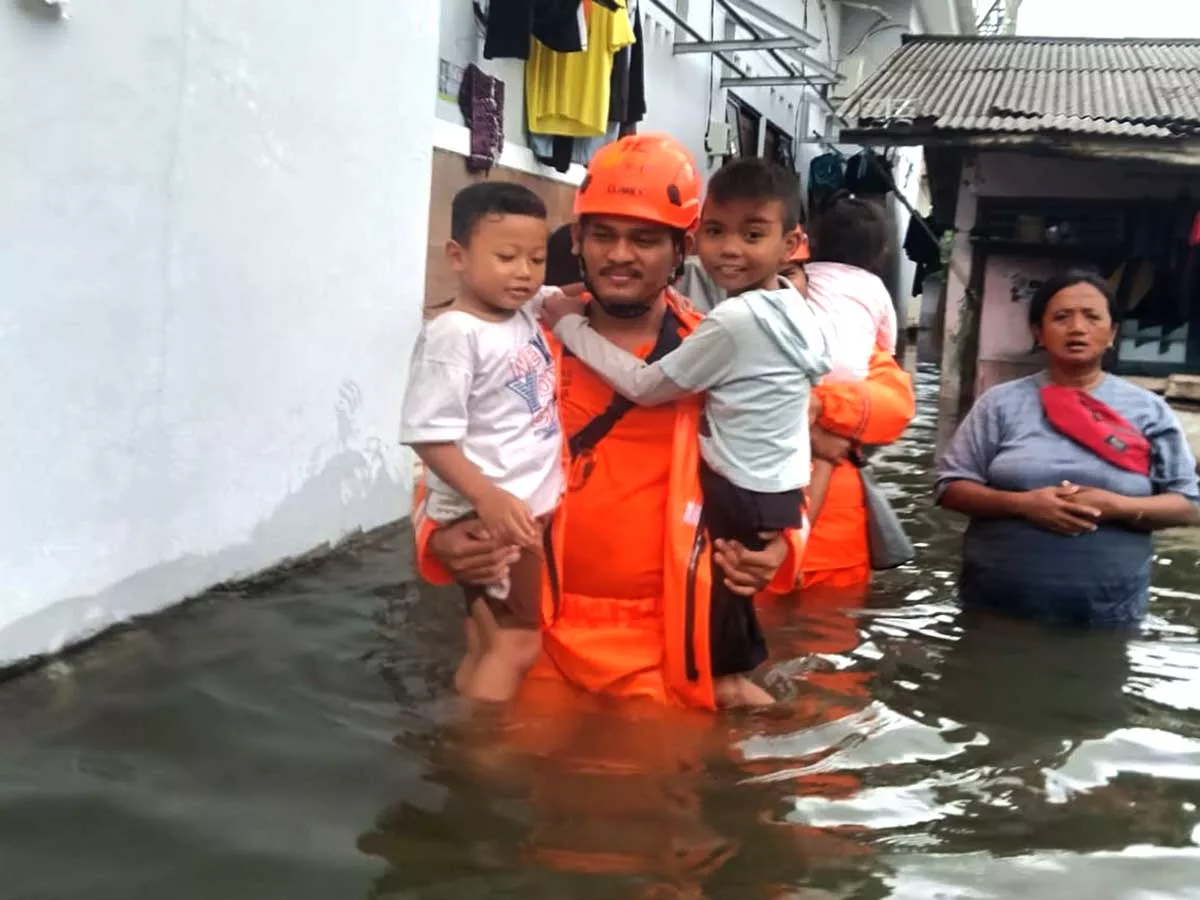 Jakarta Terendam Lagi, Ratusan Warga Mengungsi Akibat Luapan Kali Semongol dan Angke