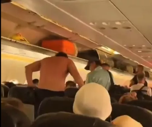 Geger! Penumpang AirAsia Nekat Telanjang Bulat dan Coba Buka Pintu Keluar Pesawat saat Mengudara