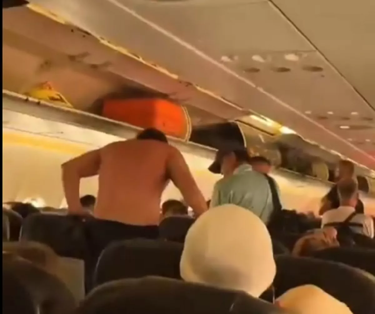 Geger! Penumpang AirAsia Nekat Telanjang Bulat dan Coba Buka Pintu Keluar Pesawat saat Mengudara