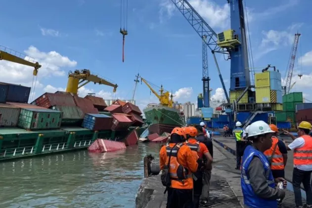 Video Mengerikan Tragedi Kapal Pacific 88 di Tanjung Perak: Puluhan Kontainer Jatuh ke Laut, Satu Pekerja Tewas