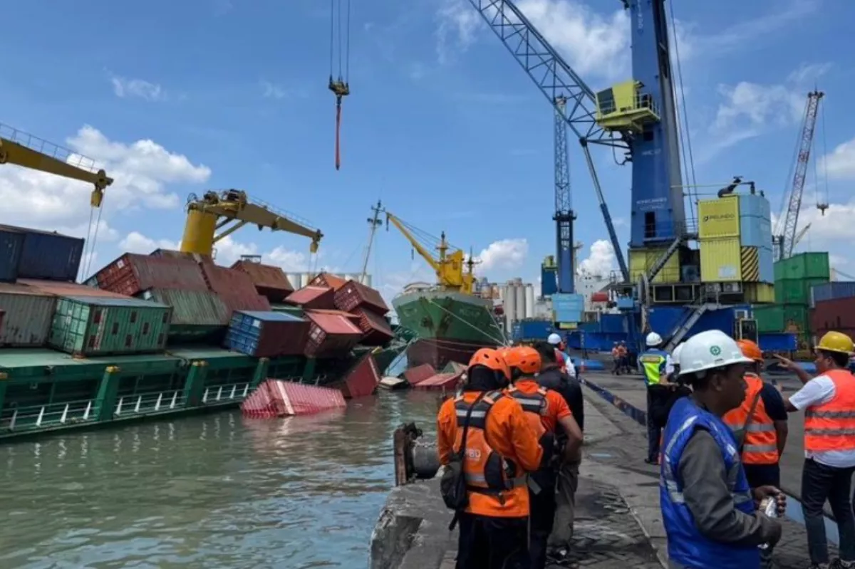 Video Mengerikan Tragedi Kapal Pacific 88 di Tanjung Perak: Puluhan Kontainer Jatuh ke Laut, Satu Pekerja Tewas