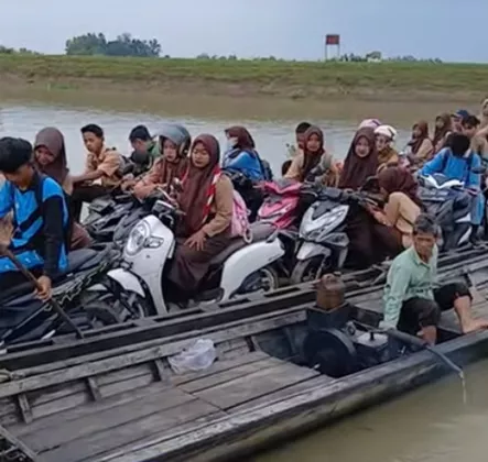 Viral Pelajar Bertaruh Nyawa Seberangi Sungai Way Bungur, Jembatan Permanen Hanya Mimpi?
