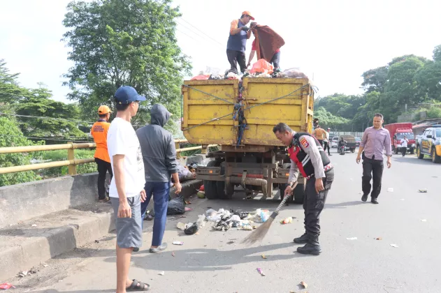 Laksanakan Perintah Presiden, Polresta Tangerang Turun Bersihkan Titik Rawan Sampah
