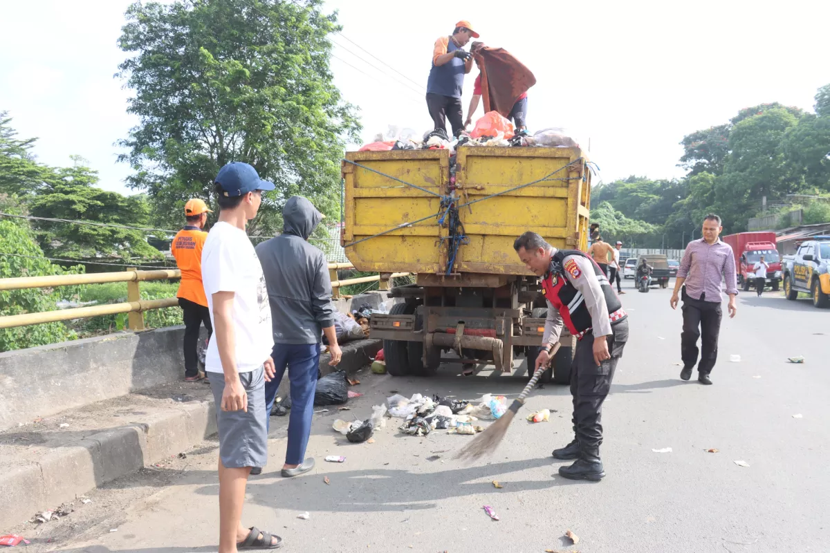 Laksanakan Perintah Presiden, Polresta Tangerang Turun Bersihkan Titik Rawan Sampah