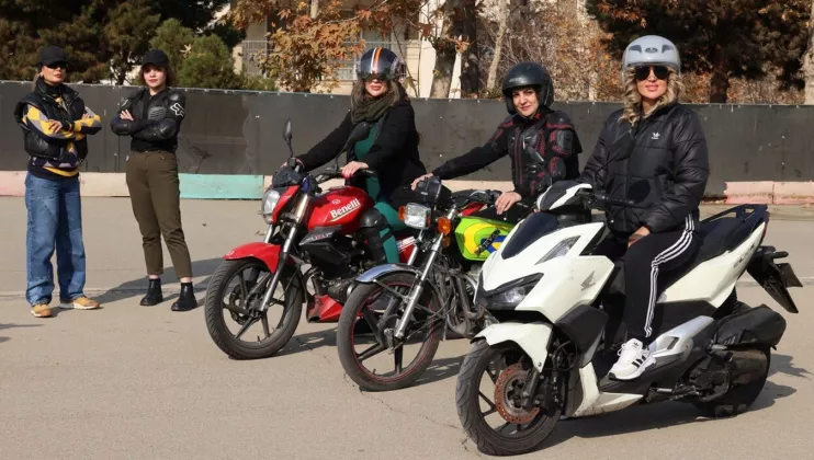 SEJARAH BARU! Iran Izinkan Perempuan Punya SIM Motor