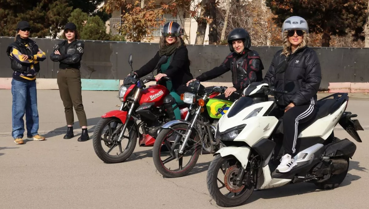 SEJARAH BARU! Iran Izinkan Perempuan Punya SIM Motor