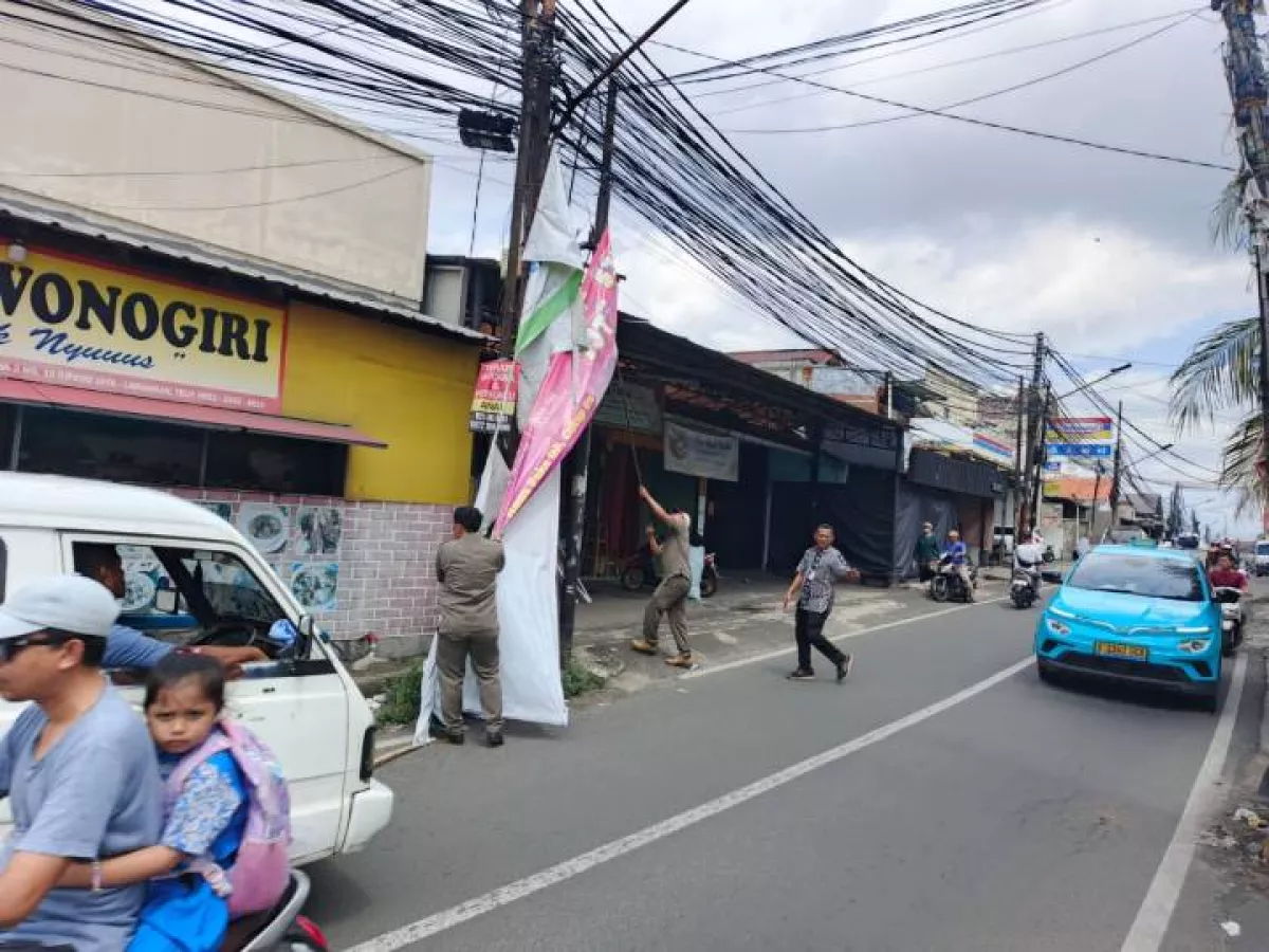 Rusak Pemandangan, Puluhan Spanduk Liar di Larangan Tangerang Dibersihkan