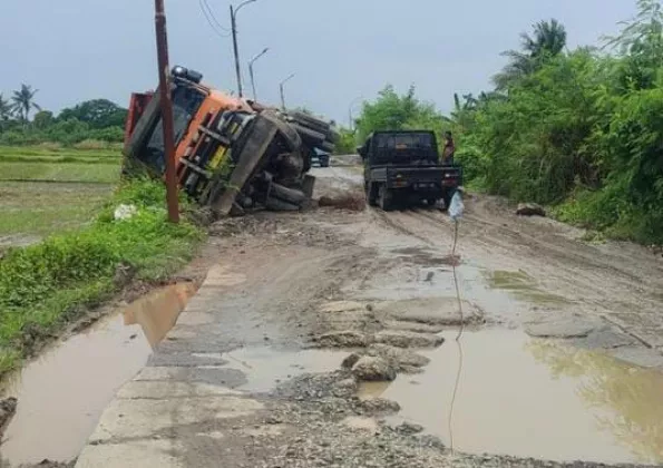 Truk Muatan Terguling akibat Jalan Rusak Parah di Sukadiri Tangerang, Begini Kondisinya