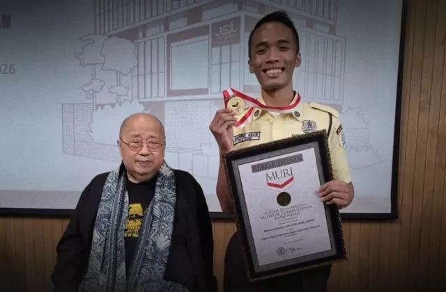 BUKAN KALENG-KALENG! Satpam Ini Diam-diam Punya Gelar S2 & Pecahkan Rekor MURI, Isinya Bikin Profesor Minder